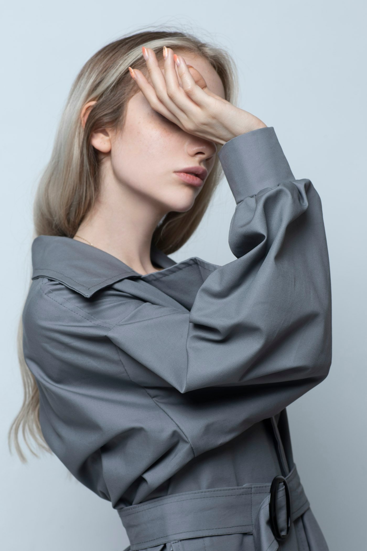 Dona amb abric elegant, col·lecció de dona