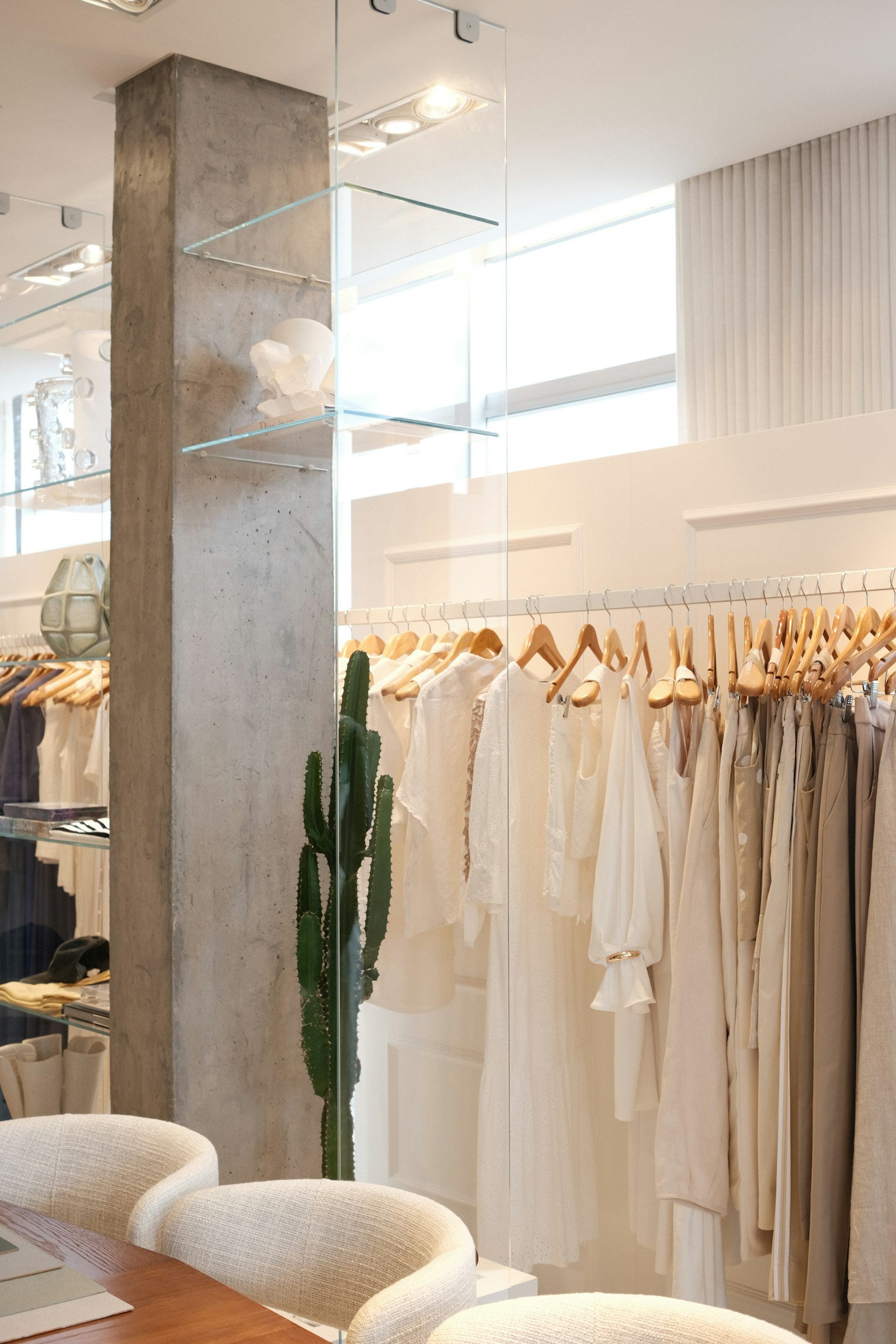 Penjador amb vestits de tons neutres en un showroom